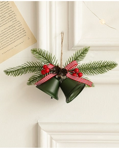 Detail von Weihnachtsglocke Deko mit Tannennadeln, roten Beeren und gestreifter Schleife