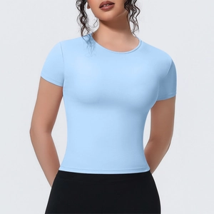 Détail macro du t-shirt de yoga bleu clair ajusté avec un tissu en maille respirant