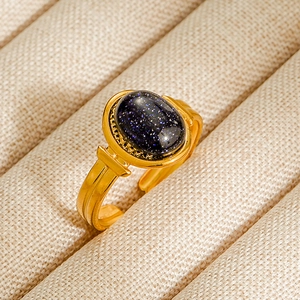 Anillo vintage chapado en oro con piedra de arenisca azul brillante en primer plano detallado.