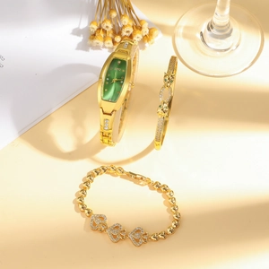 Coffret montre femme cadran vert avec bracelet panthère et chaîne à maillons cœur