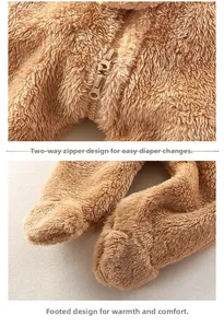 Détail de fermeture éclair bidirectionnelle et pieds sur barboteuse bébé en peluche