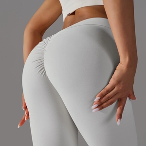 Gros plan sur le legging de yoga gris taille haute avec effet push-up et fronces