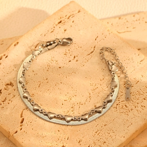 Détail d'un bracelet double rang en argent avec chaîne serpent et petits cœurs sur pierre