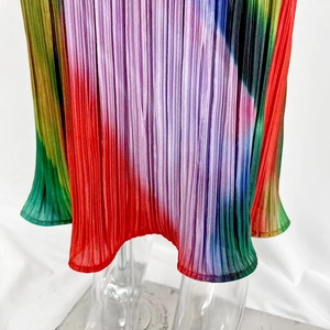 Détail de l'ourlet plissé dégradé multicolore avec plis verticaux éclatants