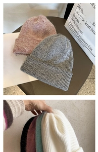 Gros plan de bonnets en tricot de fourrure de lapin douce en plusieurs couleurs