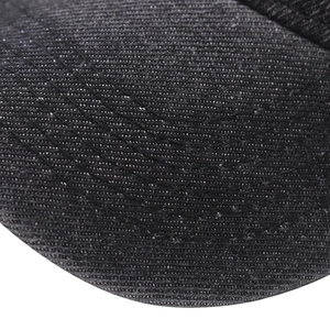 Gros plan sur le tissu en sergé délavé avec coutures parallèles sur le bord de la casquette