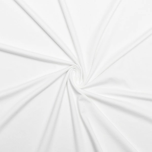 Gros plan sur la texture douce et les plis en spirale du tissu blanc de la robe