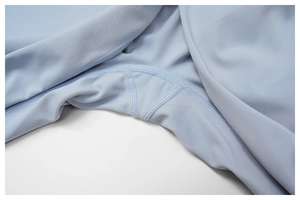Détail de l'entrejambe renforcé avec couture à quatre aiguilles sur pantalon bleu clair