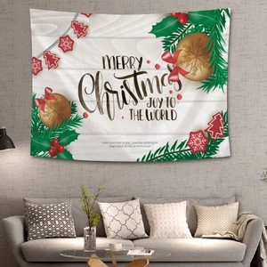 Weihnachts Wandteppich mit Tannenzweigen und goldenen Kugeln über einem grauen Sofa