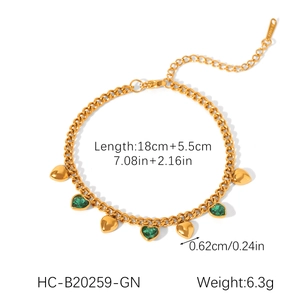 Détail d'un bracelet gourmette doré avec breloques cœurs vert et or et données de taille