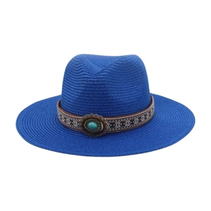 Détail d'un chapeau de soleil bohème avec ruban ethnique tissé et boucle turquoise ovale
