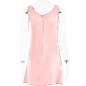 Détail du dos de la robe rose en satin montrant le tissu lisse et la couture verticale