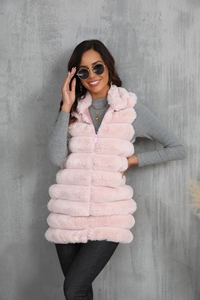 Vue détaillée du gilet rose en fausse fourrure avec rayures et fermeture éclair