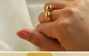 Détail macro de la bague ajustable plaquée or avec design ouvert en goutte