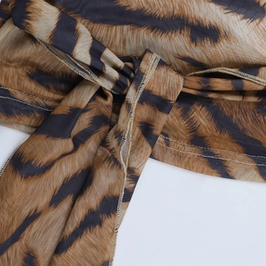 Dettaglio macro del top in rete leopardata con lacci e cuciture rifinite con cura
