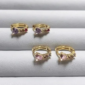 Boucles d'oreilles créoles cœur dorées avec zircons colorés, lot de 2 paires chic