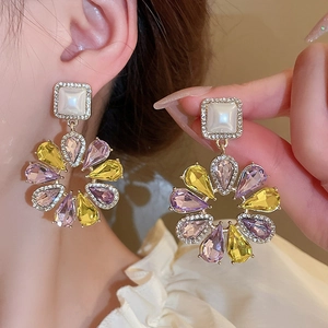 Boucles d'oreilles dorées avec perles carrées et cristaux en goutte jaunes et violets