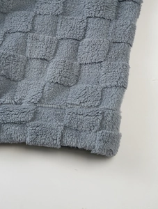 Gros plan sur le tissu polaire gris gaufré avec détails de coutures de qualité