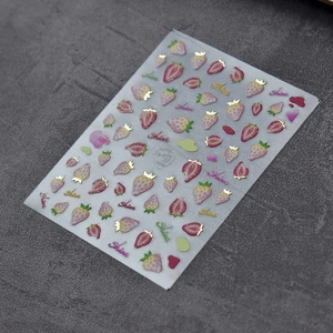 Autocollants 3D pour ongles fraises avec détails couronnes dorées et motifs Shine