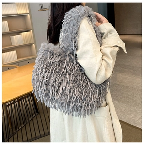 Détail du sac hobo en fausse fourrure grise montrant une texture douce et un design