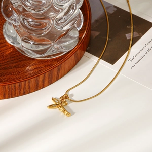 Detail van feeën hanger ketting in 18k goud afwerking met fonkelende kristallen