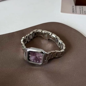 Elegante silberne quadratische Damenuhr mit tiefviolettem Zifferblatt und Kristallmarkierungen