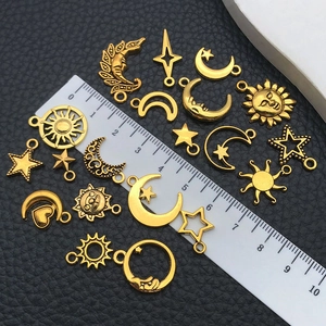 Antikgoldene Anhänger mit Sonne, Mond und Sternen aus Legierung inklusive Lineal