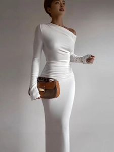Robe moulante blanche à manches longues avec une élégante encolure épaule asymétrique
