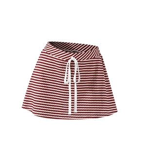 Dettaglio minigonna in maglia a righe rosse e bianche con coulisse bianca regolabile in vita