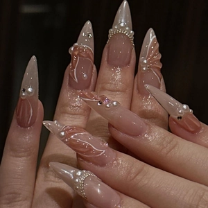 Faux Ongles Longs Forme Amande Rose Nude Avec Künstliche Perle Chaîne Métallique Et Relief 3D Style Français Manucure De Luxe Pour Femmes