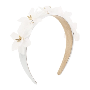 Détail d'un serre-tête large blanc orné de fleurs 3D avec centres dorés