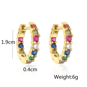 Dettaglio orecchini in oro con zirconi colorati: altezza 1,9 cm e larghezza 0,4 cm mostrata