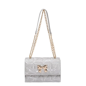 Elegante silberne Stepptasche mit goldener Schleifenschnalle und schicker Metallkette