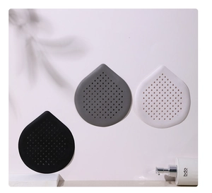 Tre filtri per lavello in silicone a goccia in nero grigio e bianco per il bagno