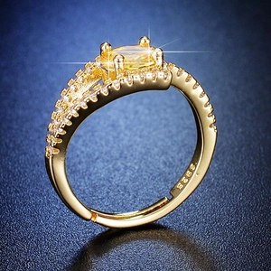 Elegante anello regolabile in argento S925 con grande gemma gialla ovale e pavé di diamanti
