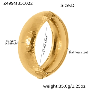 Dettaglio del bracciale martellato in acciaio dorato largo 25 mm con cerniera