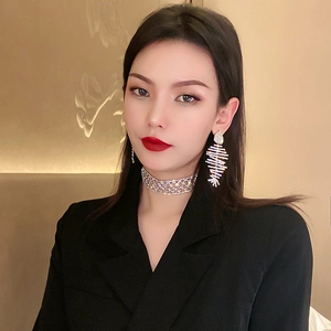 Ensemble de boucles d'oreilles arêtes de poisson et collier ras du cou en strass