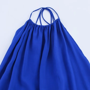 Elegante abito longuette blu reale con scollo all'americana e dettagli a pieghe in crespo