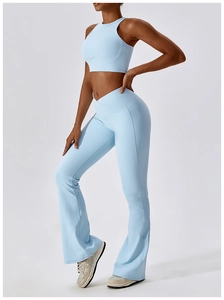 Détail de l'ensemble de yoga bleu clair côtelé avec pantalon évasé taille en V