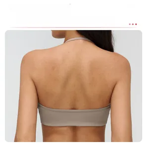 Gros plan d'une brassière de sport terreuse avec détail dos ajouré et tissu élastique doux