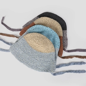 Detalle de sombreros de pescador hechos a mano a ganchillo con cintas de colores