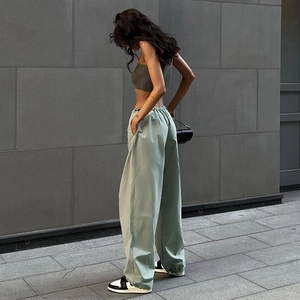 Pantalon cargo large vert pour femme avec cordon de serrage et crop top gris foncé