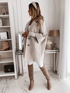 Détail du manteau en laine avoine avec larges revers, épaules tombantes et boutons foncés