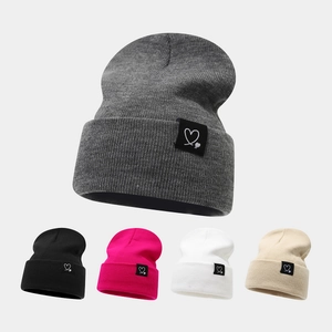 Bonnet En Maille D'Hiver Chaud Acrylique Côtelé À Revers Avec Écusson Cœur Pour Hommes Femmes Mode Décontractée