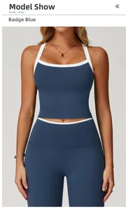 Détail de l'ensemble de yoga Badge Blue avec passepoil contrasté et haut de sport dos nageur
