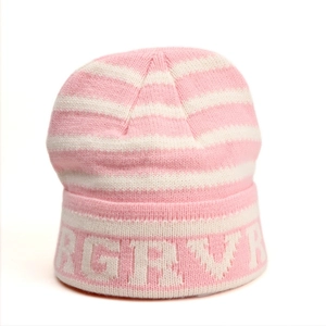 Détail du bonnet en tricot rayé rose et blanc avec texture jacquard de lettres RGRVR