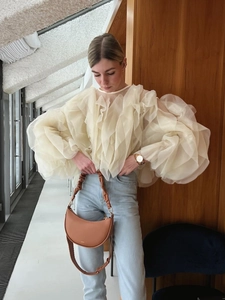 Chemisier en organza beige à volants multicouches et manches longues pour femme
