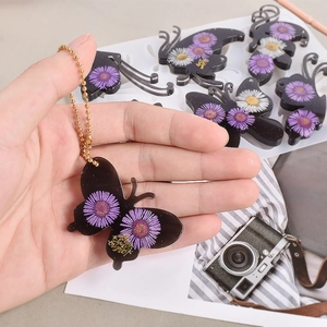 Handmade butterfly resin keychain with dried flowers and gold chain diy craft tool