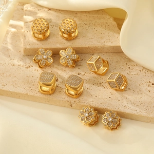 Ensemble de boucles d'oreilles en acier titane doré avec zircons et formes géométriques
