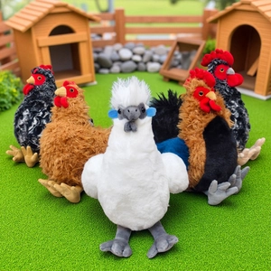 Collezione di peluche di galline realistiche con gallo e chioccia su scena agricola